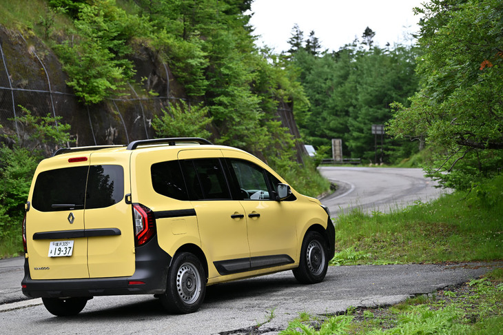 富士スバルラインの急カーブをバックに。新型「カングー」はボディーが大きくなったため荷室容量は775リッターもあるが、この時点ではまだゴミはひとつも入っていない。