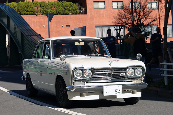 1968年「プリンス・スカイライン2000GT-A」（S54A-3）を駆るのは、プライベートでも大変なクルマ好きとして知られるレーシングドライバーの松田次生選手。ちなみに2023年は通称ハコスカこと「日産スカイライン ハードトップ2000GT-R」（KPGC10）で参加していた。