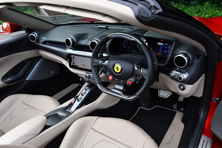 【フェラーリ・ポルトフィーノ】
	ボディーサイズ：全長×全幅×全高＝4590×1940×1320mm／ホイールベース：2670mm／車重：1664kg（空車重量）／1545kg（乾燥重量）／駆動方式：FR／エンジン：3.9リッターV8 DOHC 32バルブ ターボ／トランスミッション：7段AT／最高出力：600PS（441kW）/7500rpm／最大トルク：760N・m（77.5kgf・m）/3000-5250rpm／タイヤ：（前）245/35ZR20 95Y／（後）285/35ZR20 104Y（ピレリPゼロ）／燃費：10.7リッター/100km（約9.3km/リッター、欧州複合サイクル）／価格：2631万円
	
	【取材時の燃費データ】
	テスト距離：260.5km（市街地1：高速道路7：山岳路2）／使用燃料：51.2リッター（ハイオクガソリン）／参考燃費：5.1km/リッター（満タン法）