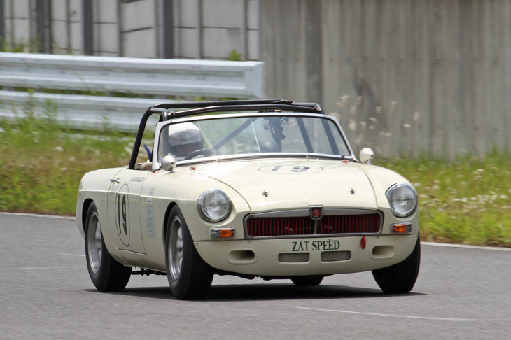 セブリング 40m トロフィーで1967年「MGB」のステアリングを握るのは鈴木恵一さん。1970年代後半に型式名KP47こと初代「トヨタ・スターレット」を駆ってマイナーツーリング選手権を3連覇した後、富士GCやグループC時代のスポーツカー耐久などで長らく活躍した名ドライバー。現役引退後はレース解説やSUPER GTのチーム監督なども務めたが、サーキットを走るのはウン十年ぶりとか。