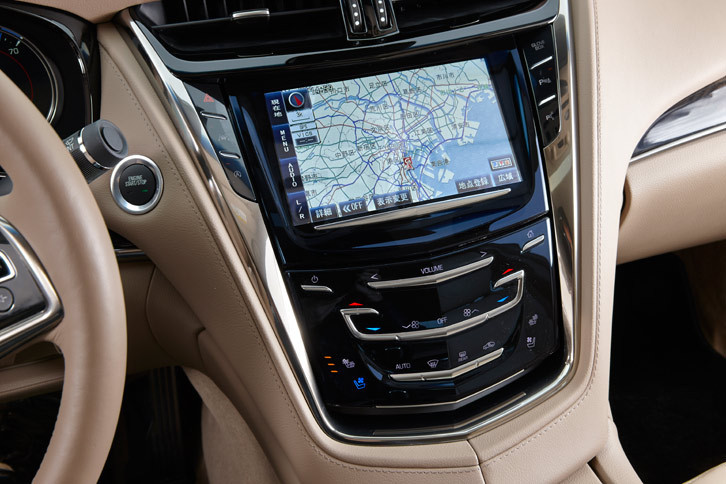 インフォテインメントシステムの「CUE」には、他のキャデラックのモデルと同じく、新たにアップル社の携帯端末との連携機能「Apple CarPlay」が採用された。