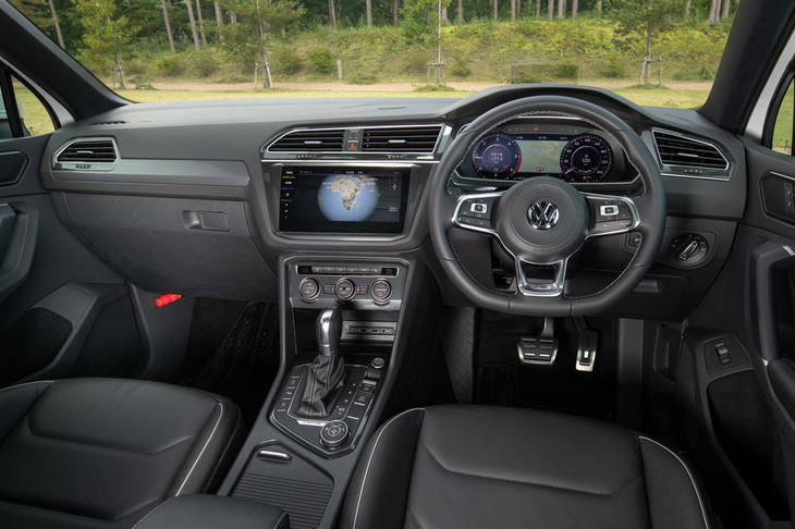 インテリアではガソリンモデルとの違いはほとんどないが、シフトセレクターの手前に「4MOTION」のバッジが貼られている。