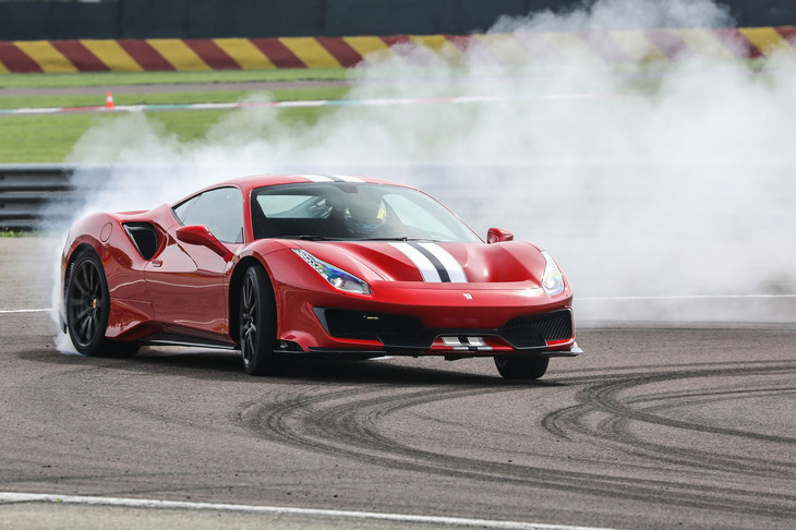 「CT OFF」モードには、新たなオーバーステアマネジメントシステムを採用。極限の性能をより簡単にコントロールできるよう調整されている。