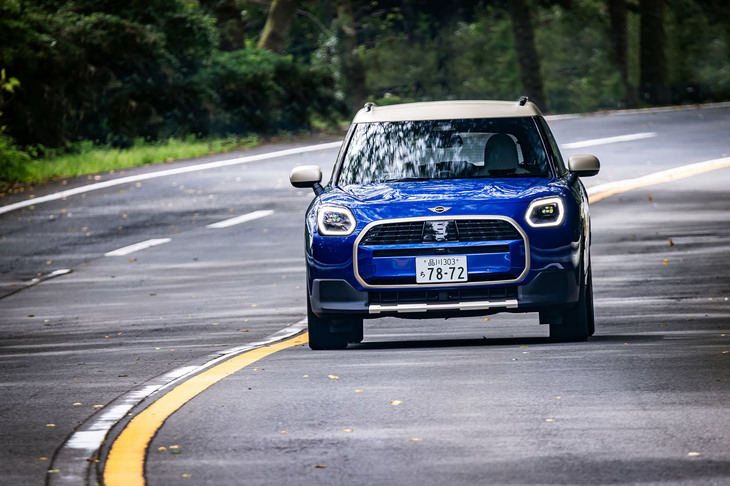 今回試乗した車両は、10万4000円の有償色「ブレージングブルー」をまとっていた。「フェイバードトリム」を選択すると、フロントグリルの周囲やバンパー下部にアクセントカラーが用いられる。このアクセントカラーとコーディネートできるヴァイブラントシルバールーフ＆ミラーキャップは、無償オプションとして選択が可能だ。