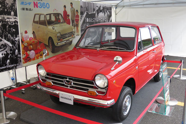 受付で出迎えたのは「ホンダN360」。354cc空冷2気筒OHCエンジンは、31ps/8500rpmを発生する。