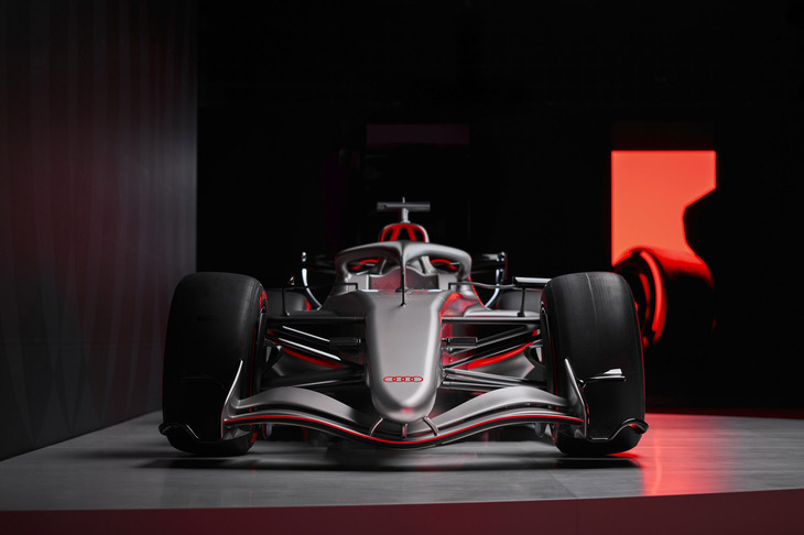 フロントウイング前端やサイドポンツーン開口部、ヘッドレスト後方上部の開口部に「アウディレッド」が差し色として用いられている。