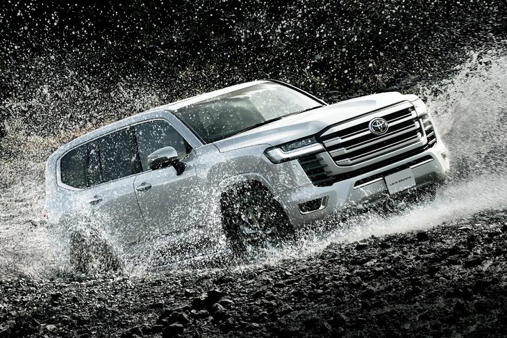 オフロードでは地面に“腹下”をヒットしたり、フロアが浸るほどに深い河を渡ったりすることも……。「電動車ではオフロードでの安全性が担保できない」というのは、それらのクルマが、衝撃や水に弱いバッテリーを床下に搭載するからだ。