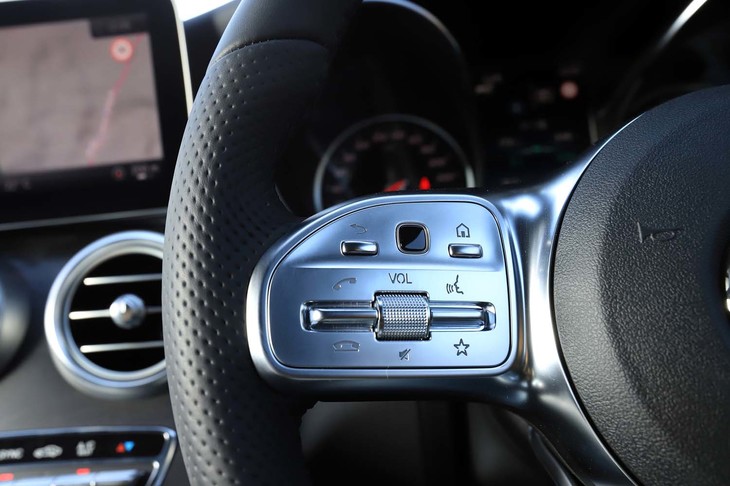 新デザインのタッチコントロール機能を備えたステアリングホイールを全車に標準装備。左側がACCのコントロールスイッチになっている。