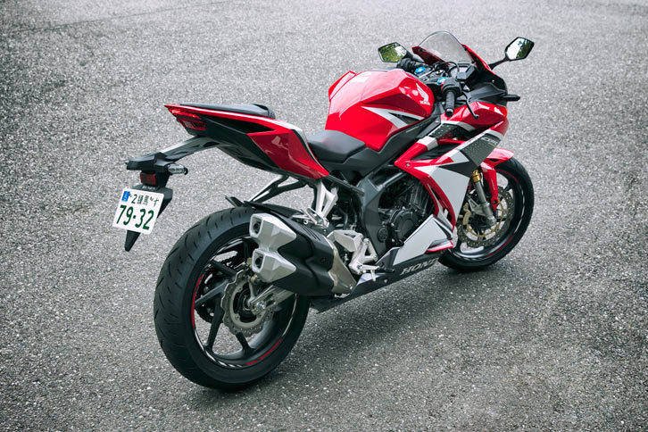 車両骨格には、新設計となる鋼管トラス構造のフレームを採用。アルミ製のスイングアームについては、右側のアームを「く」の字に折り曲げることでマフラーの張り出しを抑え、スリムな車体と深いバンク角を実現している。