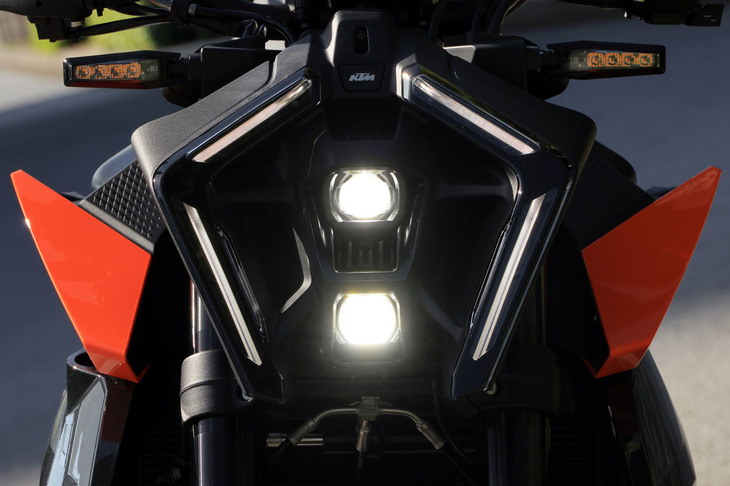 縦2灯のヘッドランプと、それを囲む細いポジションランプ／デイタイムランニングランプで構成される「990デューク」の顔まわり。既存のモデルとはまったく異なる、新世代のKTMのフロントデザインだ。