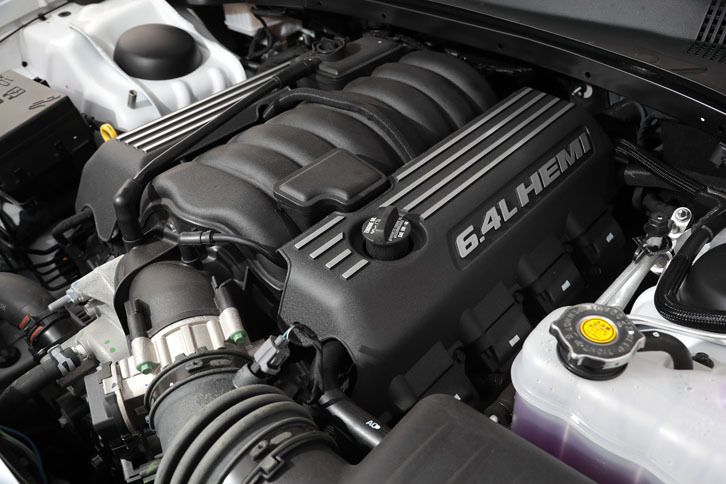 フロントに縦置きされる6.4リッターV8 OHVエンジン。最高出力476psと最大トルク65.0kgmを発生する。