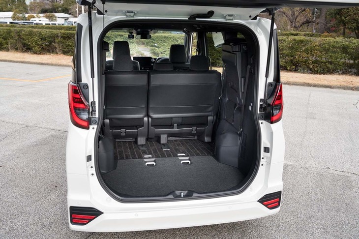 3列目をはね上げて格納したところ。開口幅は1100mm、掃き出し部分の高さは500mmとなっている。