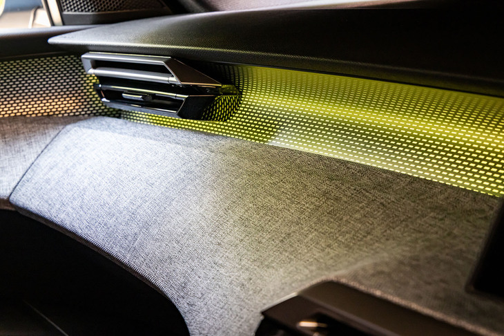 ダッシュボードはドットパターンが特徴的なインレイと、テキスタイル調のトリムで上質感や先進性を表現している。アンビエントライトは写真のイエローのほか、全8色から選択できる。