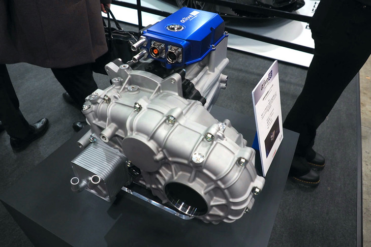 EVスポーツカー「プロジェクトV」に搭載されるヤマハの自動車用電動駆動ユニット「e-Axle」。