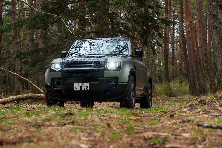 「ディフェンダー」の本分（？）たるラフロードへ踏み入れる。アイコニックなフロントマスクはこのような林道にも都市にもよくなじむ。