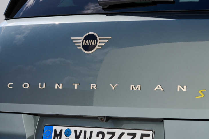 これまで「MINI」のSUVは、日本では「クロスオーバー」と名乗っていたが、この新型からは、他国と同じく「カントリーマン」と称するようになった。