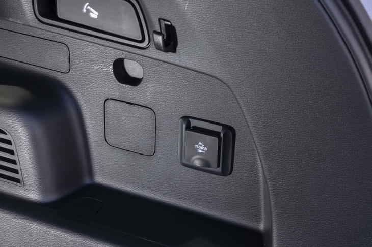 荷室の右側面（写真）とコンソールボックスの後ろにはAC100V・1500Wのコンセントが備わっている。