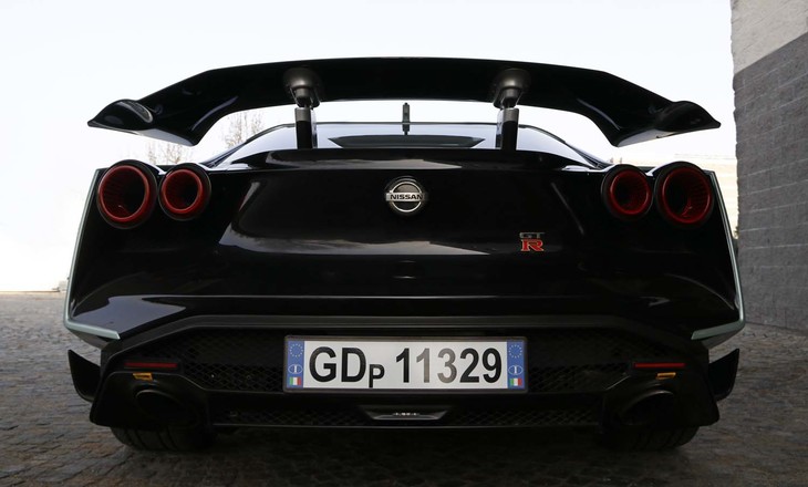 リアスポイラーは速度が高まると自動的に上昇する。ATセレクターレバー脇のスイッチでマニュアル操作も可能。