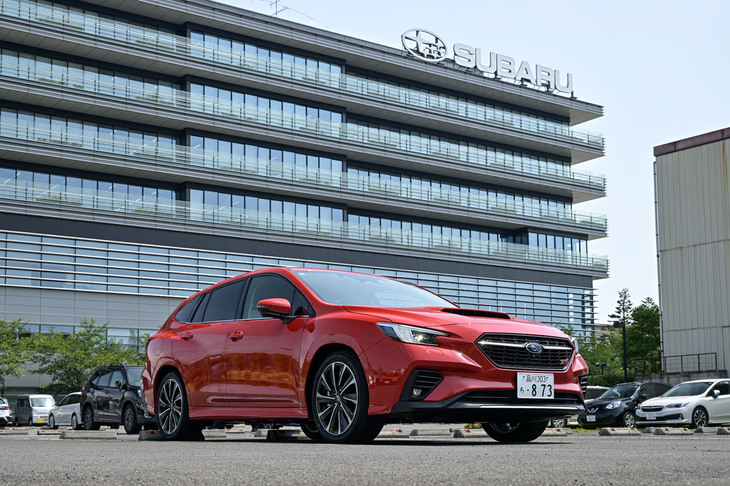 「スバロード」の最新コースとしてリリースされた「STIの真髄はこの道から！ “赤城のニュル”を駆けろ！」を体験する試乗車両として引き当てた「レヴォーグSTIスポーツR EX」。当日朝、まずはスバルの群馬製作所本工場から、スバロードが“赤城のニュル”のスタート地点とする「道の駅川場田園プラザ」まで移動した。