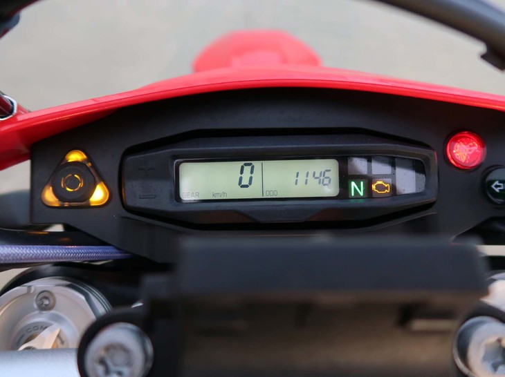 計器類はミニマムでコンパクト。ハンドル前方には小さな液晶メーターや各種警告灯が配置されている。