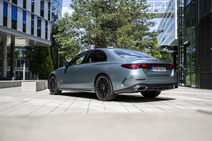 プラットフォームは「Sクラス」や「Cクラス」と共通の「MRA II」。あくまで控えめながら、リアコンビランプが左右ひとつながりのはやりのスタイルになった。