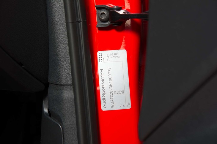 フロントドアのヒンジ付近に張られた、「Audi Sport GmbH」と刻まれたシャシーナンバープレート。乗り降りするたびにオーナーズスピリットをくすぐる（？）仕掛けだ。