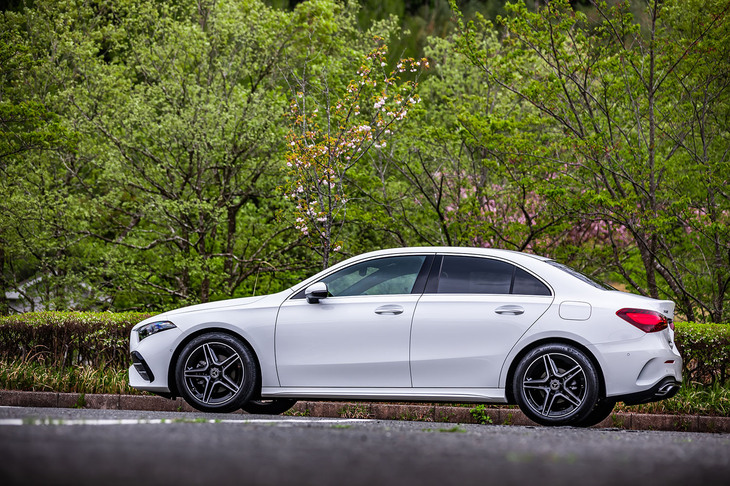 「AMGラインパッケージ」を装着した「A180セダン」のボディーサイズは全長×全幅×全高＝4565×1800×1430mmで、ホイールベースは2730mm。標準モデルよりも全長が5mm長く、全高が15mm低い設定だ。