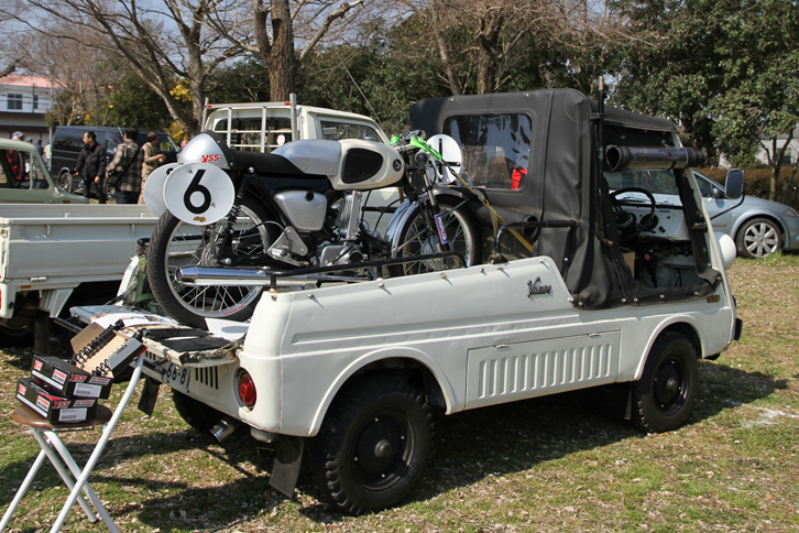 1971年「バモス・ホンダ」。荷台に積んだ「ホンダ・スポーツカブ」改レーサーがいい雰囲気を醸し出している。