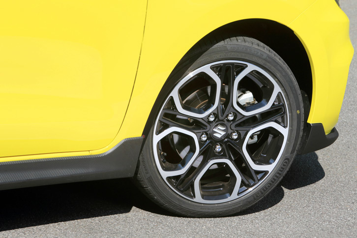 高いグリップ性能としなやかな接地性を追求し、タイヤには195/45R17サイズの「コンチネンタル・コンチスポーツコンタクト5」を採用している。
