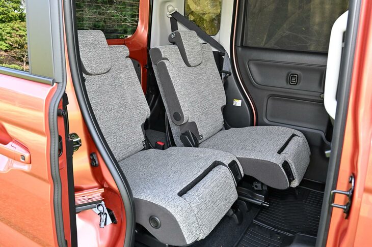 後席は左右個別にスライドやリクライニングが可能。もちろん、これらの操作は荷室側からも可能だ。（写真：webCG）