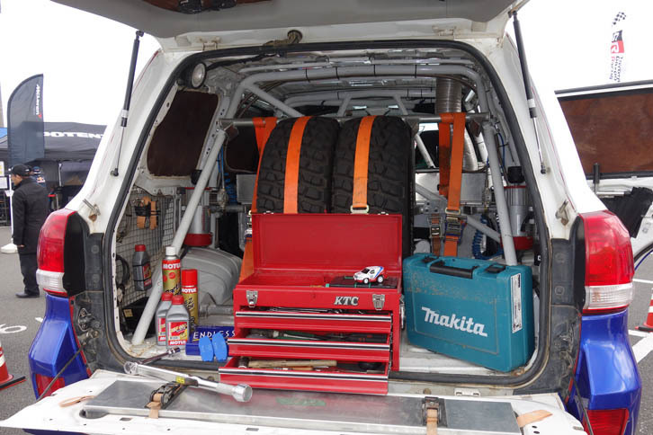 トヨタ車体の「ランドクルーザー」のラゲッジルーム。真ん中に大きなスペアタイヤが収納されている。