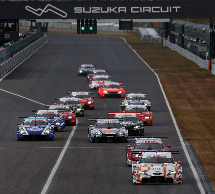 GT500クラスのスタートシーン。およそ3カ月後ろ倒れとなった「第5戦鈴鹿」のバトルが始まった。