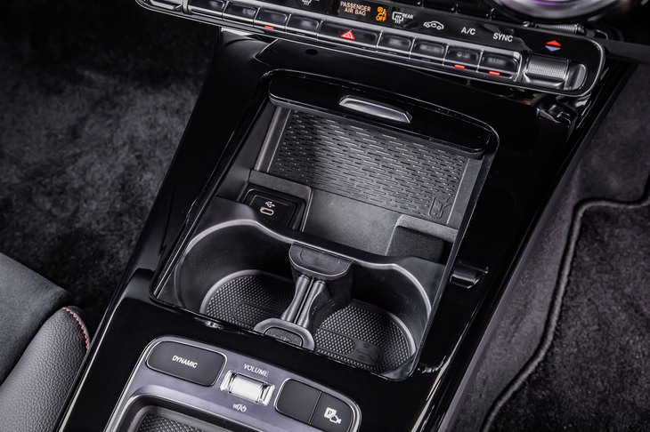 センターコンソール前方のQi規格対応非接触充電トレイは「Aクラス」全車に標準装備されるアイテム。