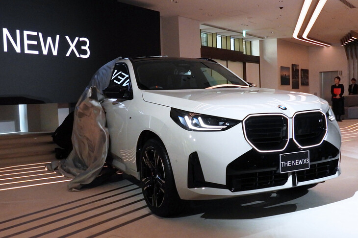 2024年11月に行われた日本発表会の様子。今やBMWの世界販売における最量販車種となっている「X3」だけに、気合の入ったイベントだった。「カッコいいか否かとか、いいデザインか否かとかはわからないが、なんとなく好印象だった」というのが、取材したwebCGほったの第一印象。