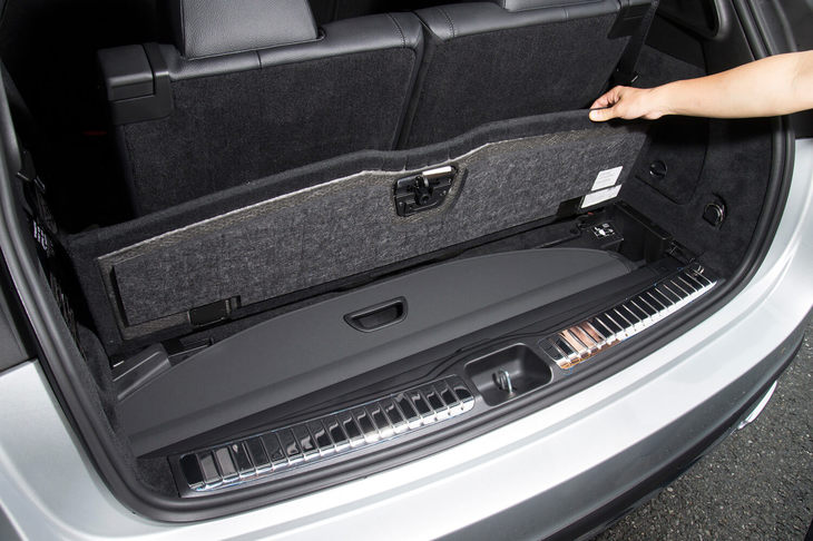 荷室のフロア下には、取り外したトノカバーを収納するスペースも確保されている。