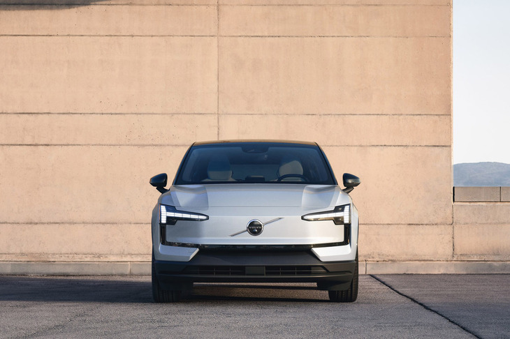 グリルレスのフロントフェイスは、先に登場した電動SUV「EX90」の流れをくむもの。