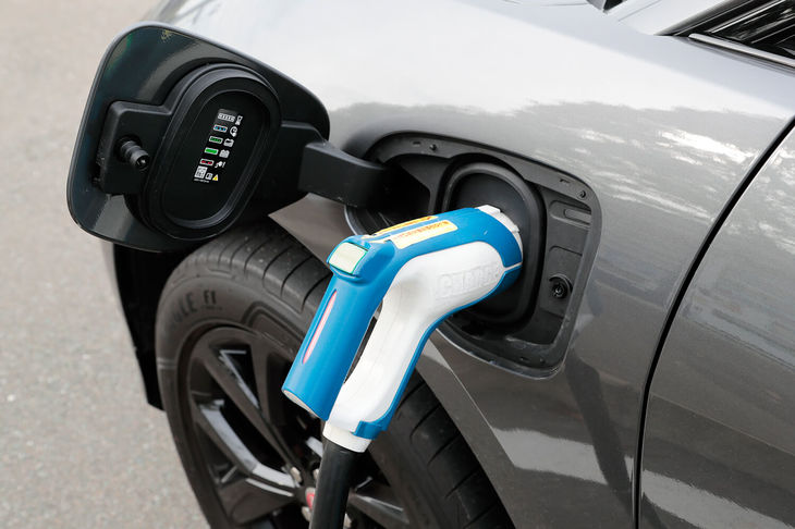 
	「Iペース」は、最大7kWのAC普通充電と100kWのDC急速充電に対応。日本仕様はCHAdeMO規格の50kW急速充電も使用可能となっている。
	