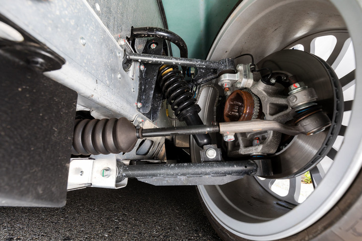 フロントサスペンションを前から見たところ。本国資料には「前：マクファーソンストラット、後ろ：4バーリンケージ」とあったが、見たところ明らかに前後ダブルウイッシュボーンであった。