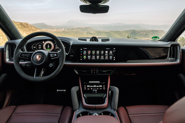 インテリアでは、ダッシュボードとドアパネルに施されたアルミニウムのインレイが特徴。ヒーター付きの「GTスポーツステアリングホイール」が標準で装備される。