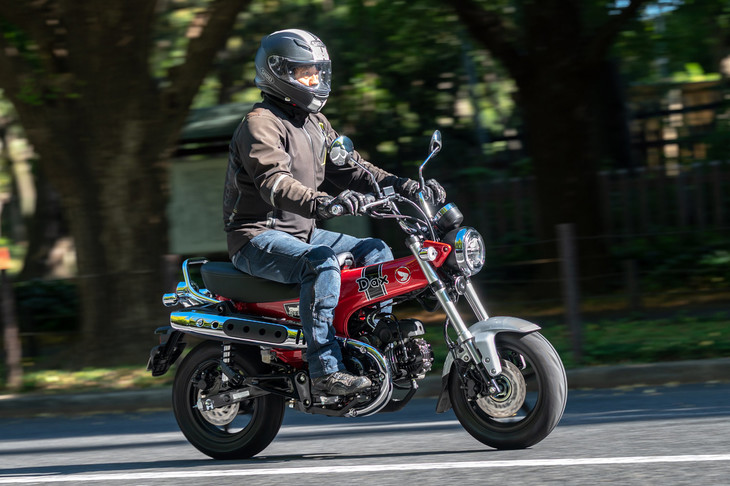 ライディングポジションは写真のとおりアップライトな姿勢で、非常に楽チン。ロータリー式セミATの操作も最初は戸惑うが、慣れれば楽でありがたい。