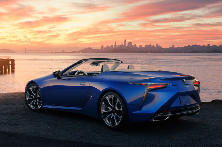 レクサスの最上級スペシャリティーモデル「LC」にはコンバーチブルが登場。