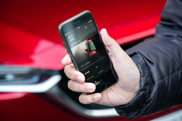 今回の改良により、「CX-5」はコネクテッドサービスにも対応。携帯端末にアプリ「MyMazda」をインストールすれば、遠隔でドアの施錠／解錠を操作したり、クルマの状態を確認したりできる。