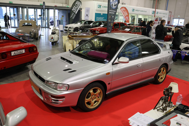 シルバーの「スバル・インプレッサWRX STi 2.0T 16V 280HP」（1997年）はフルレストア済みで、4万ユーロ（約577万円）。