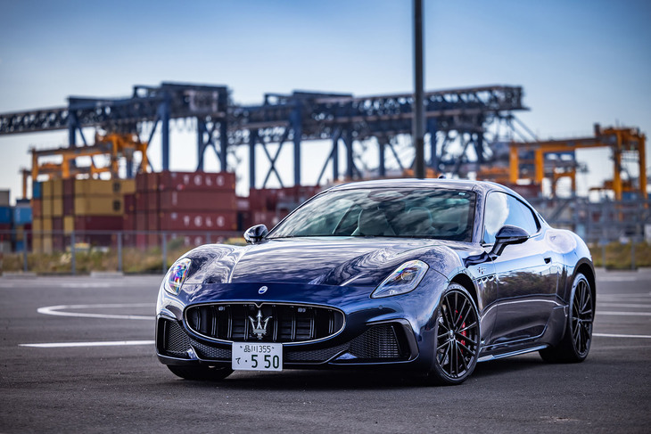 2022年10月に世界初公開された2代目「マセラティ・グラントゥーリズモ」。純内燃機関モデルに加えて電気自動車もラインナップされる。日本には前者が先行して導入された。