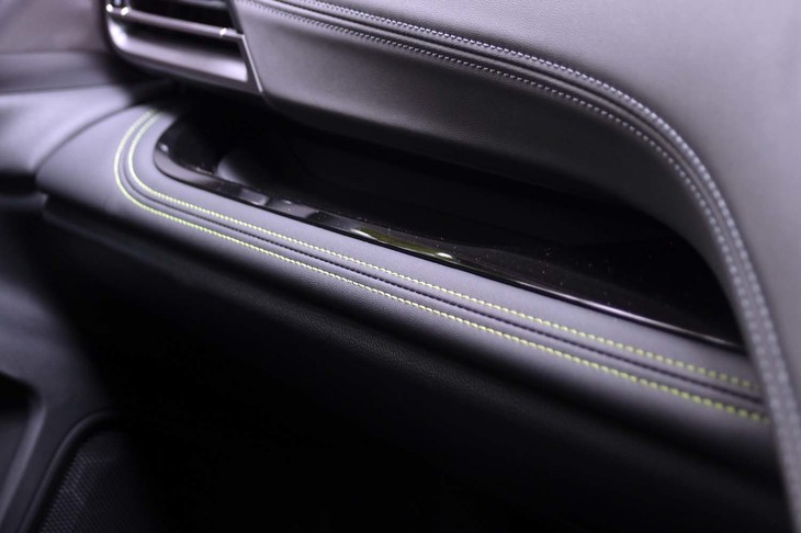 スバル・レガシィ アウトバックX-BREAK EX（助手席前方のエナジーグリーンステッチ）