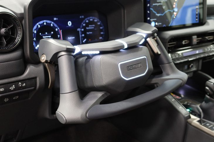 バイ・ワイヤ技術の活用による、車両の運転システムの革新については、さまざまなメーカーが新しい提案をしている。写真は「ジャパンモビリティショー2023」に出展された、トヨタの「NEO Steer（ネオステア）」。スロットルとブレーキの操作装置を備えた、「アクセル＆ブレーキレバー統合ハンドル」だ。