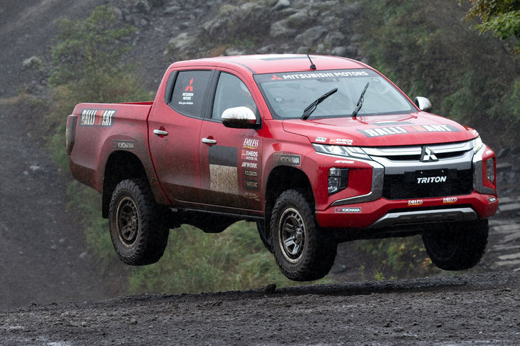 増岡氏へのインタビューは、三菱が開催したオフロード試乗会の合間をぬって実施。試乗会のプログラムには、アジアクロスカントリーラリーの競技車両開発に用いられた試験車の、同乗試乗も盛り込まれており、取材班もその実力の片りんに触れることができた。