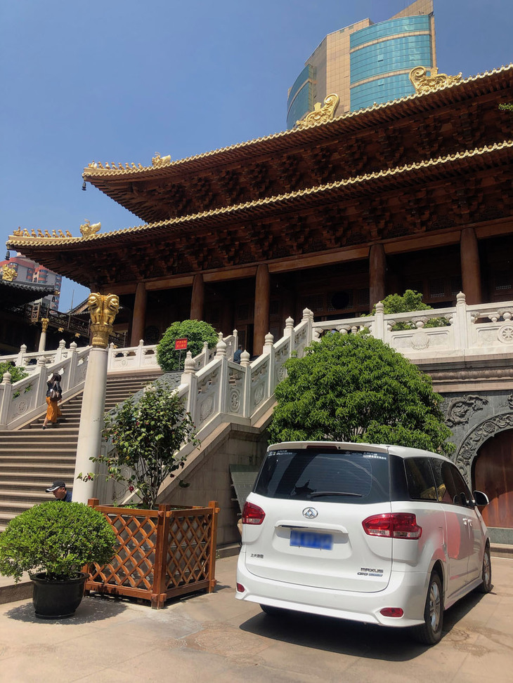 静安寺で。上海汽車系マクサスの「G10」がたたずむ。