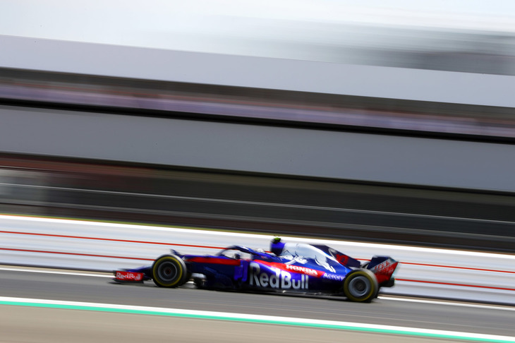 予選直前のフリー走行3回目、ブレンドン・ハートレーのトロロッソは、フロントサスペンションの異常で大クラッシュを演じ予選出走ならず。一方のピエール・ガスリー（写真）は、大事を取ってサスペンションを交換して予選を14位で終えた。ピットレーンスタートを選択したハートレーは結局レースにも出られずにサーキットを去ることに。孤軍奮闘のガスリーは10位でフィニッシュするも、ゴール目前でフォースインディアのセルジオ・ペレスをオーバーテイクした際の抜き方が審議対象となり、レース後、5秒加算のペナルティーが科され13位に後退した。（Photo＝Toro Rosso）