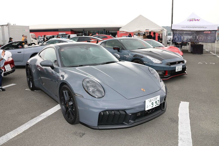 スーパーカー専門誌『GENROQ』の展示ブースには、フェラーリ初のSUV「プロサングエ」をはじめ、「日産GT-R NISMO」や「ポルシェ911カレラGTS」など、国内外のさまざまなハイパフォーマンスモデルがずらりと並ぶ。憧れのクルマとのツーショットが楽しめるフォトスポットとしても好評だった。